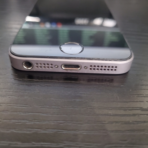 Unlocked Apple iPhone 5s 16GB Space Grey - Picture 3 of 6